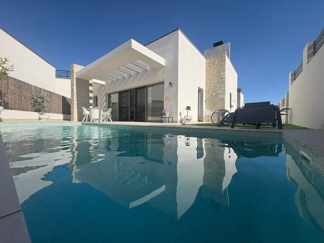 Modern single-level villa with private pool and sea views in Villamartin — 1