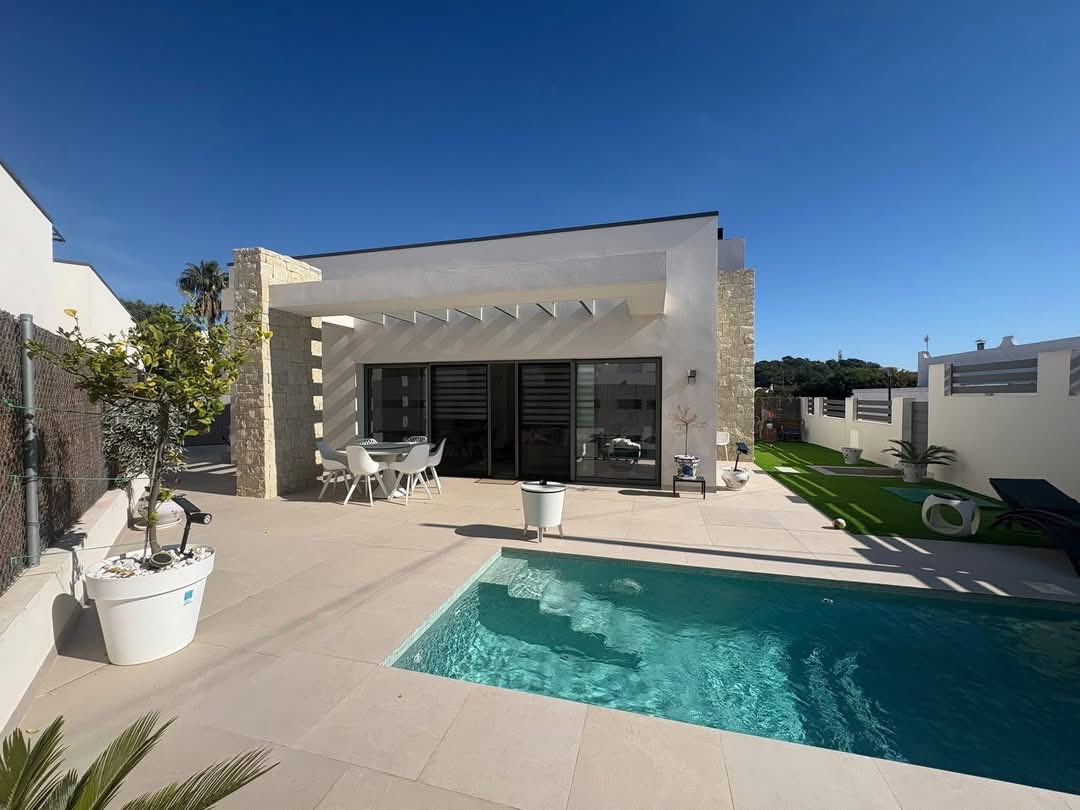 Modern single-level villa with private pool and sea views in Villamartin — 2