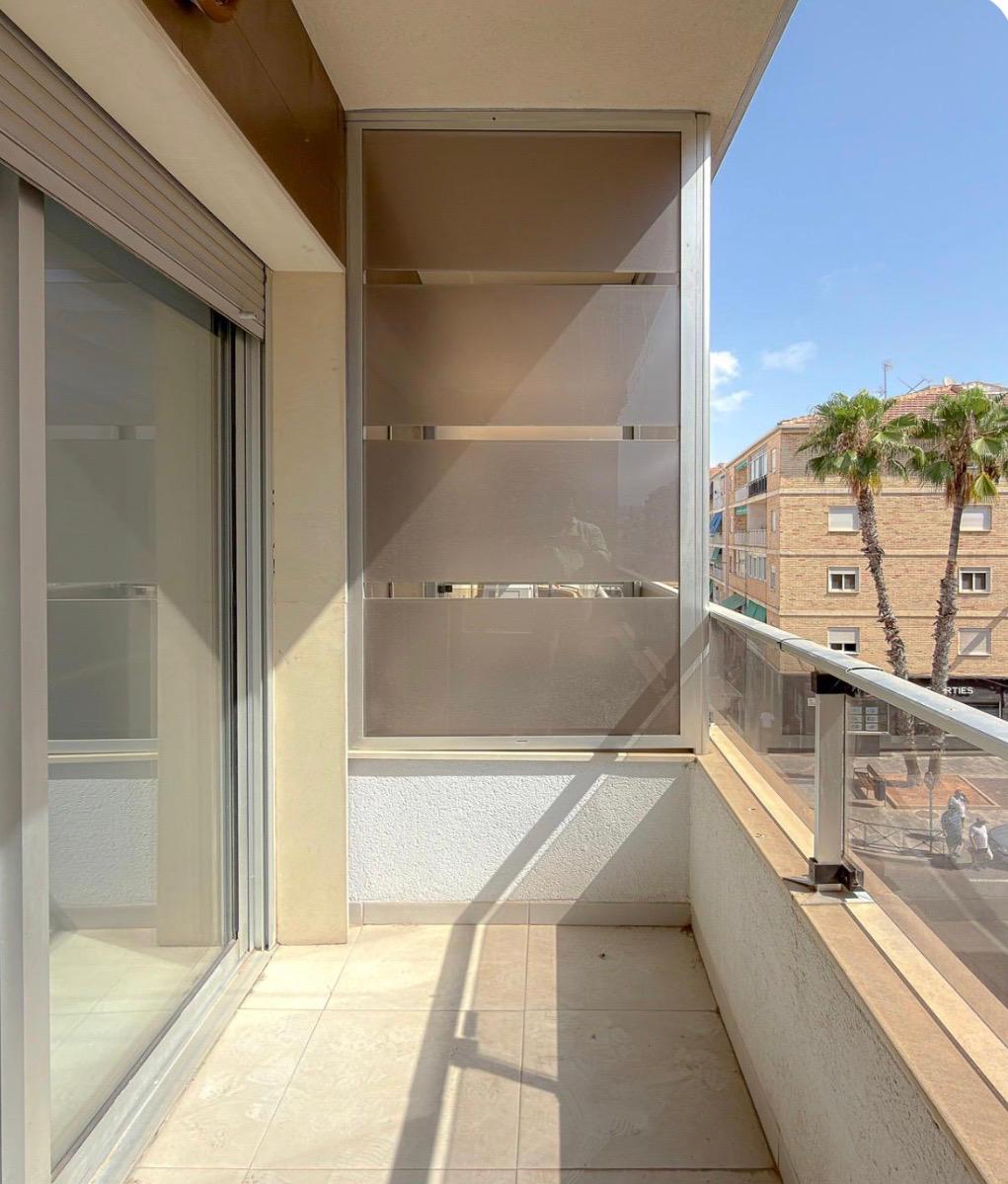Semi-Renovated Apartment 200m from Cura Torrevieja Beach — 4