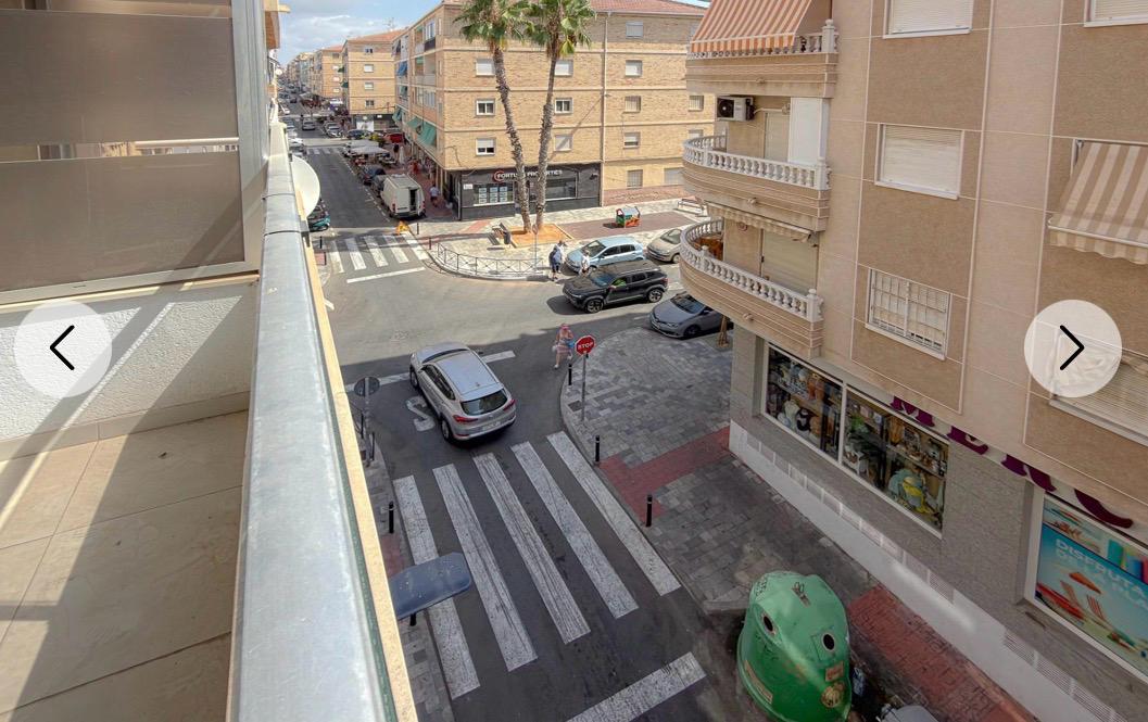 Semi-Gerenoveerd appartement op 200 meter van Cura Torrevieja Beach